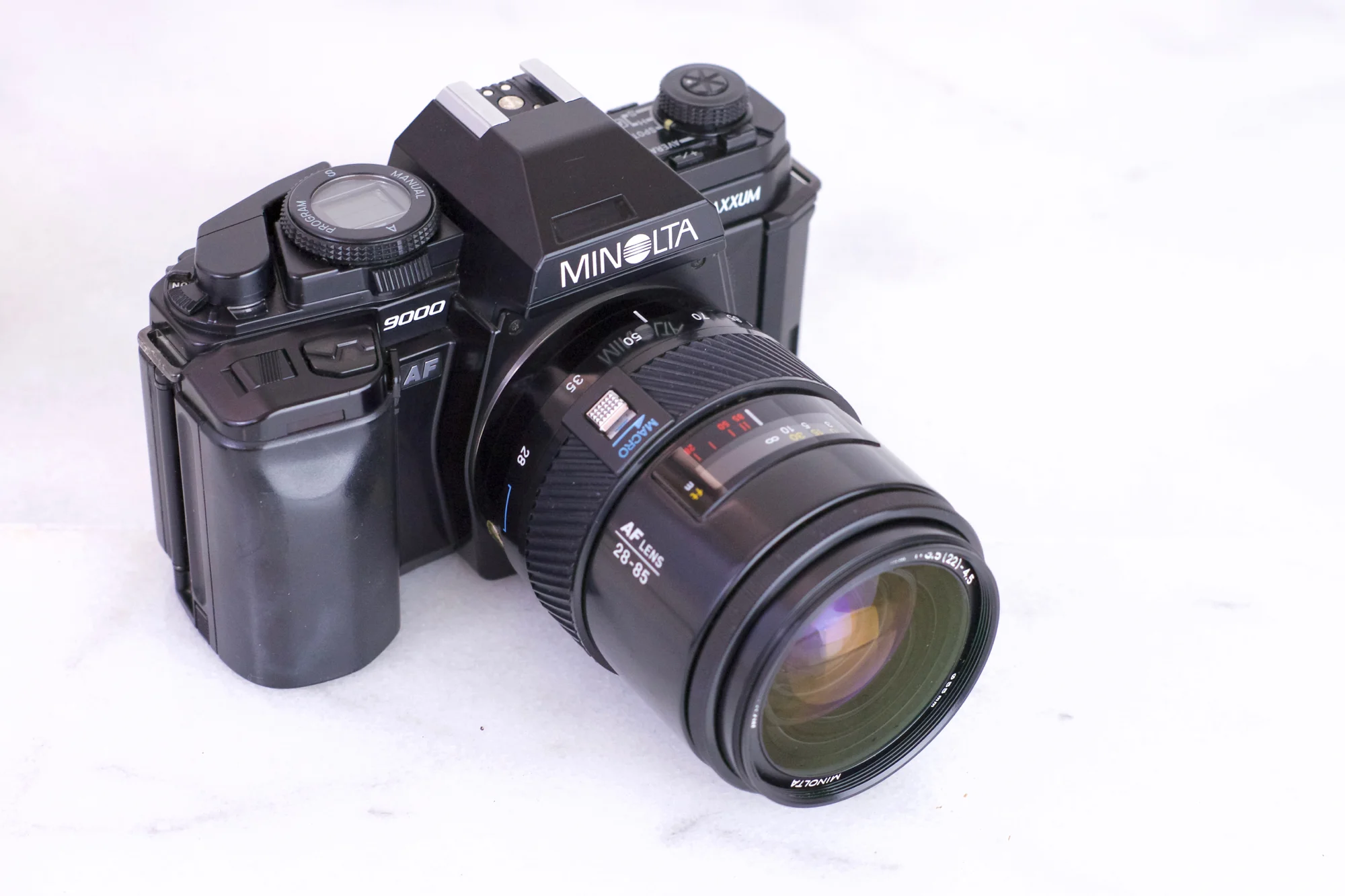 Minolta Maxxum 9000 35mm Film SLR Camera with Minolta Maxxum AF 28